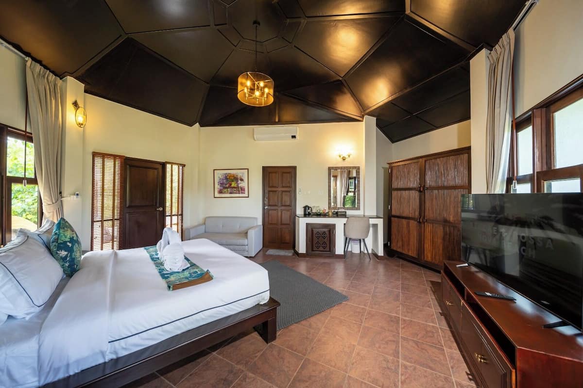 Premium bedding, in-room safe, desk, laptop workspace