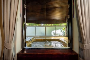 Premium bedding, in-room safe, desk, laptop workspace