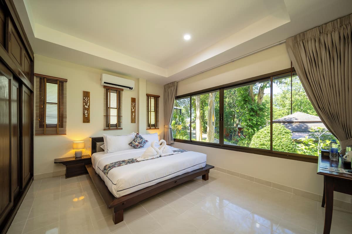 Premium bedding, in-room safe, desk, laptop workspace