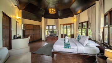 Ropa de cama de alta calidad y caja de seguridad en la habitación