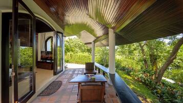 Luxury-Ferienhaus, Balkon, Gartenblick | Terrasse/Patio