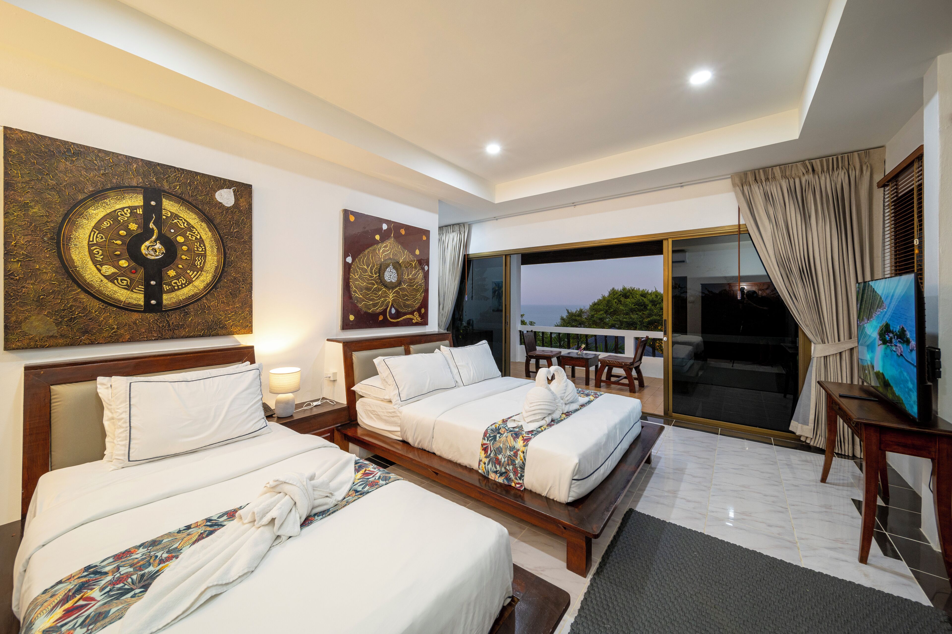 Ropa de cama de alta calidad y caja de seguridad en la habitación 