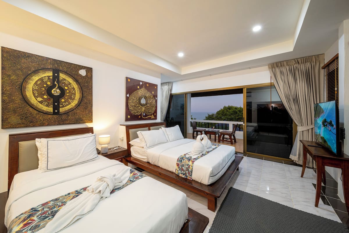 Premium bedding, in-room safe, desk, laptop workspace