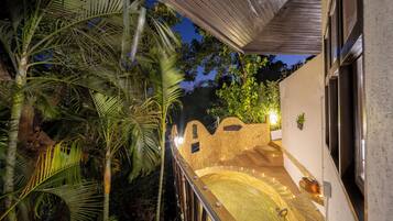 Ropa de cama de alta calidad y caja de seguridad en la habitación