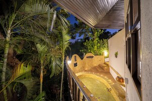 华丽村舍, 阳台, 部分海景 | 高档床上用品、客房内保险箱、办公桌、笔记本电脑工作区