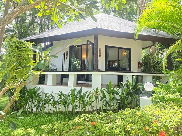 Luxury Cottage, Balcony, Garden View | In-room safe, desk, laptop workspace, blackout drapes