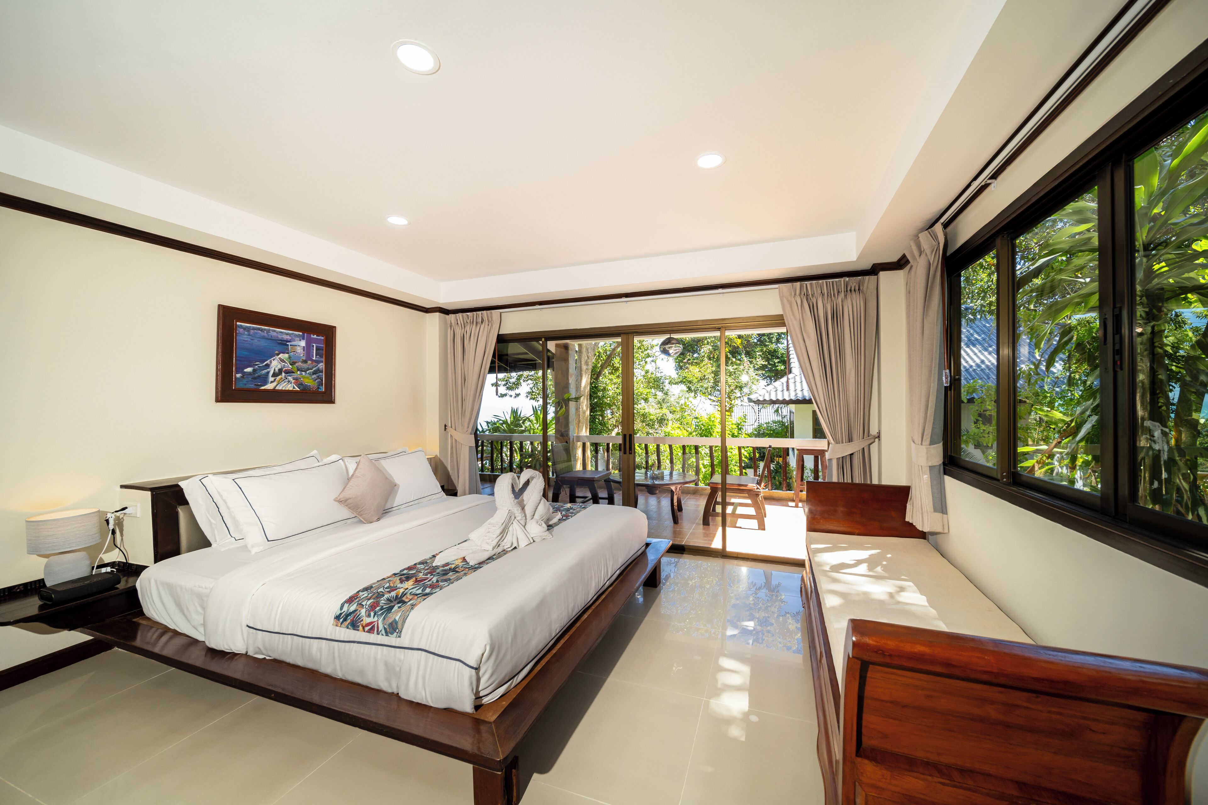 Ropa de cama de alta calidad y caja de seguridad en la habitación 