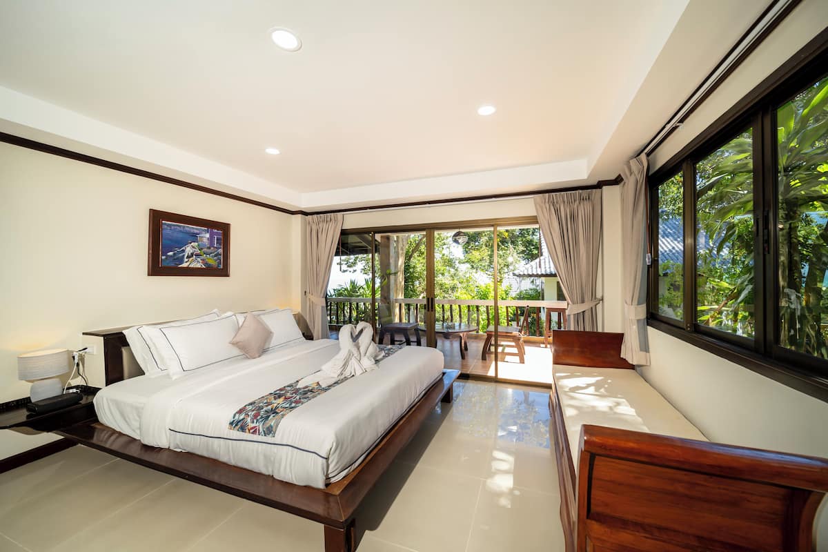 Premium bedding, in-room safe, desk, laptop workspace