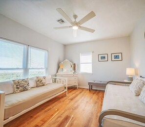2 bedrooms, iron/ironing board, WiFi, bed sheets - Butiful Beach front House (Bay City)