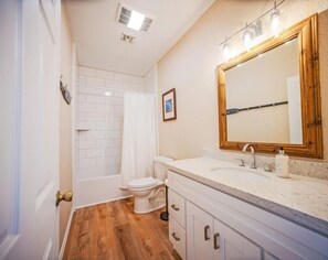 Hair dryer, towels, soap, toilet paper - Butiful Beach front House (Bay City)