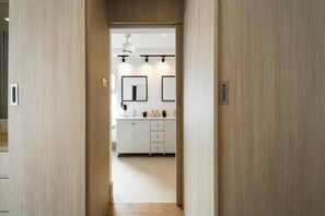 Vila, 3 kamar tidur, kolam renang pribadi, pemandangan kolam renang | Kamar mandi | Pengering rambut, handuk,  dan tisu toilet