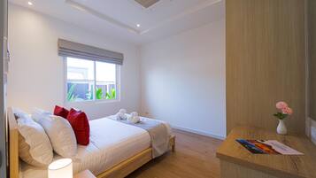 Huvila, 3 makuuhuonetta, yksityinen uima-allas, näköala uima-altaalle | Tallelokero huoneessa, pimennysverhot, silitysrauta/-lauta