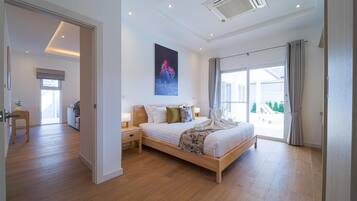 Villa, 3 habitaciones, piscina privada, vistas a la piscina | Caja fuerte, cortinas opacas, tabla de planchar con plancha