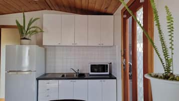 Køleskab, mikrobølgeovn, elkedel, brødrister