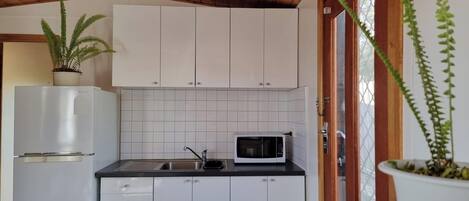 Réfrigérateur, micro-ondes, bouilloire électrique, grille-pain