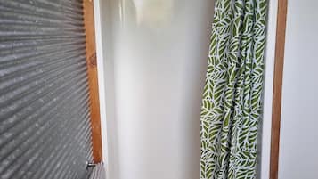 Bruser, håndklæder, Sæbe, Toiletpapir