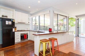 ثلاجة، فرن، موقد طهي مسطح، محمصة خبز