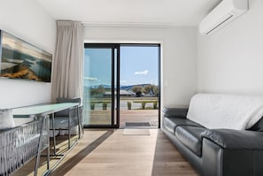 TV - New Contemporary Studio Escape (Wānaka)