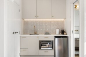 ثلاجة، ميكروويف، ماكينة لصنع القهوة/الشاي، محمصة خبز