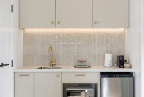 Fridge, microwave, coffee/tea maker, toaster - New Contemporary Studio Escape (Wānaka)
