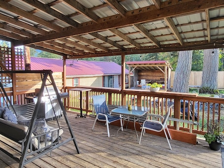 Outdoor dining. Downtown Maple Falls Lodge