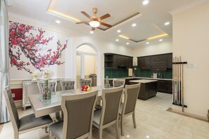 Villa básica, vista a la ciudad | Sábanas de algodón egipcio, ropa de cama de alta calidad y edredón