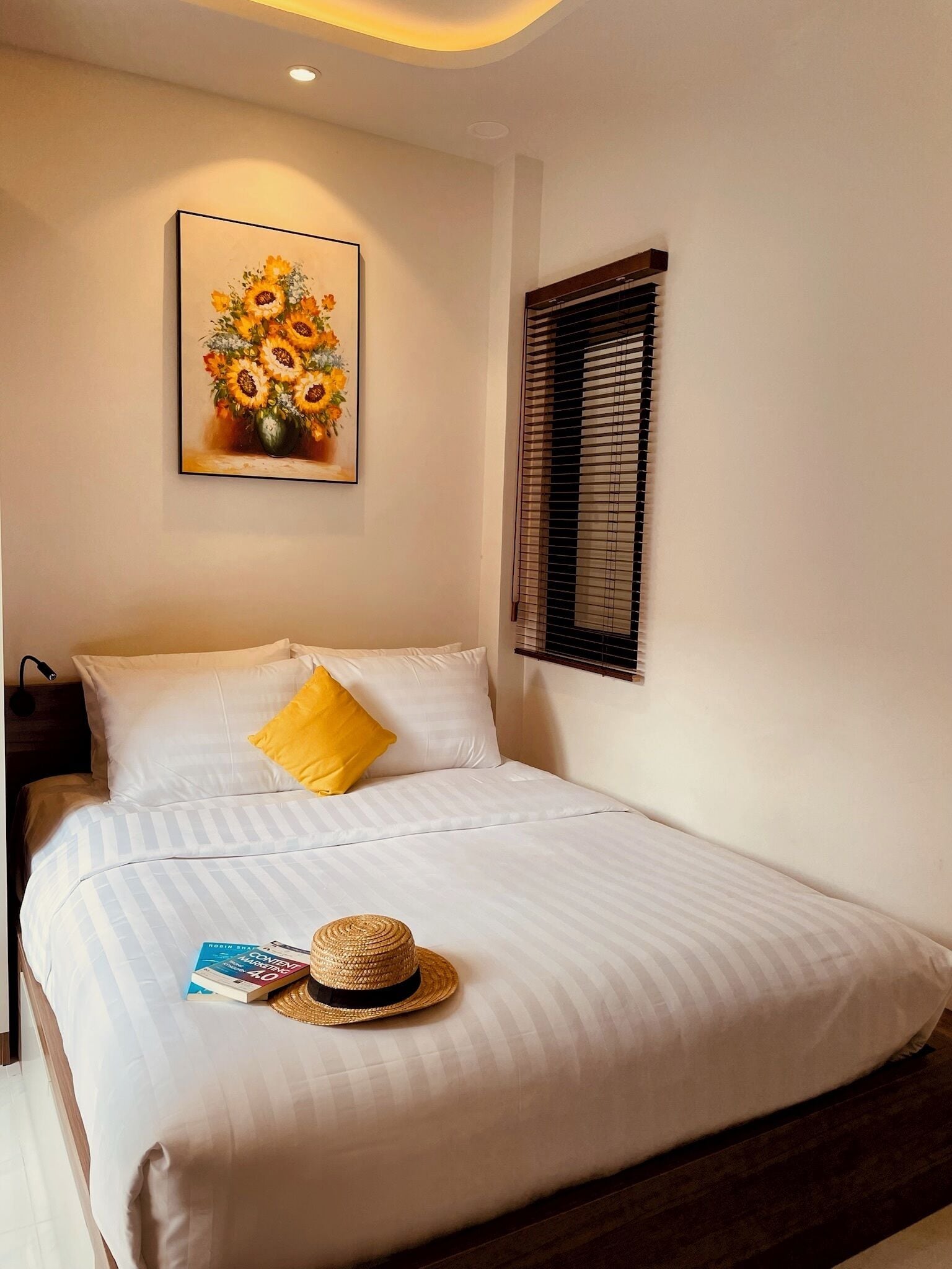 Estúdio, 1 cama Queen, vista para a piscina | Frigobar, quartos à prova de som, ferros/tábuas de passar roupa