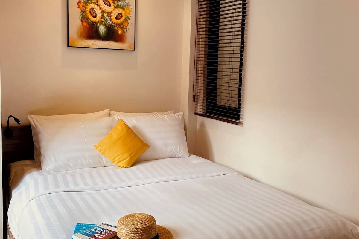 Estudio, 1 cama Queen size, vista a la alberca | Minibar, insonorización, tabla de planchar con plancha y wifi gratis