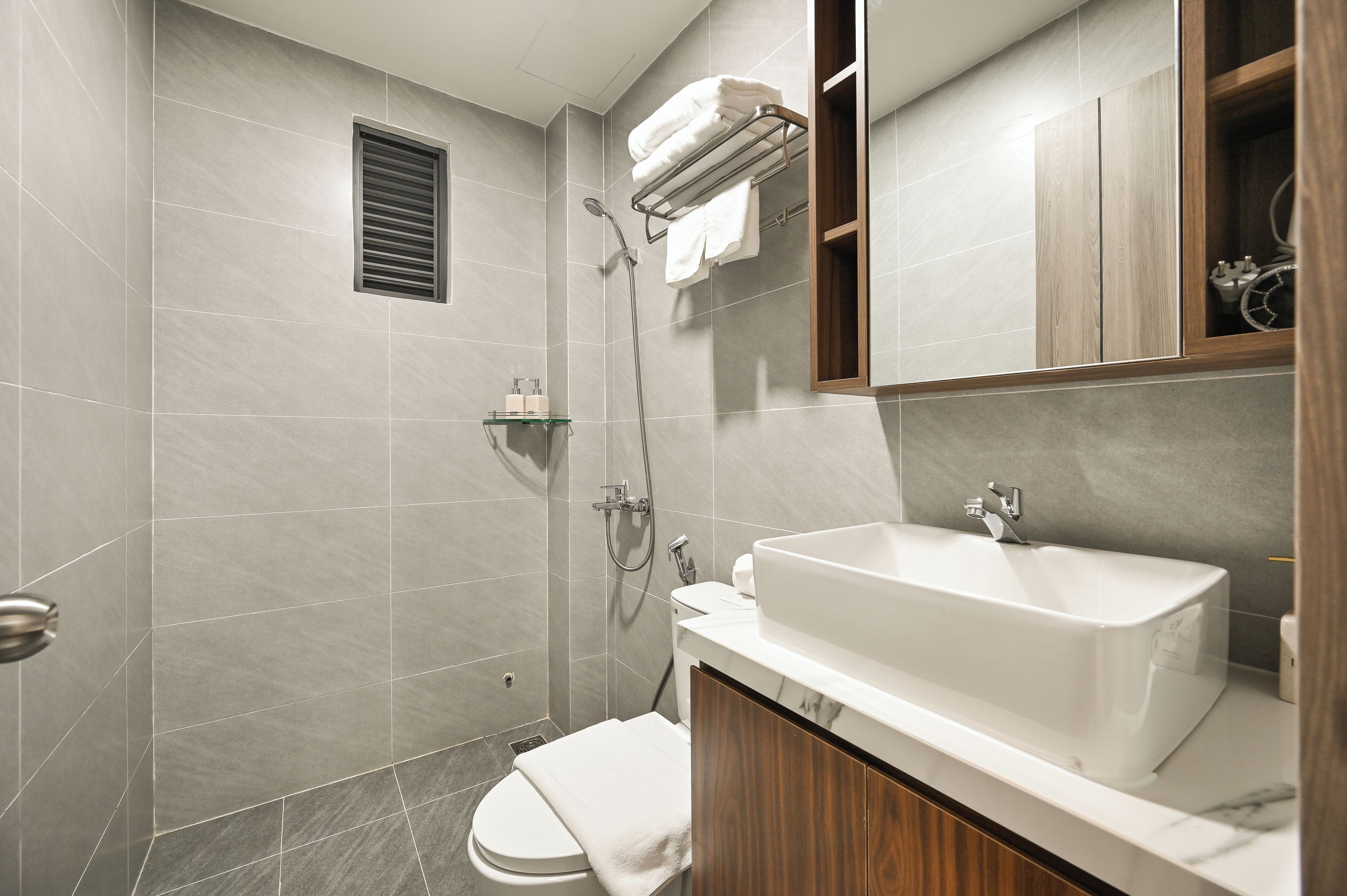 Studio, 1 Queen Bed, Courtyard View | Bathroom | Shower, rainfall showerhead, designer toiletries, hair dryer