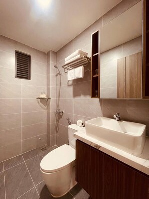 Estudio, 1 cama Queen size, vista al patio | Baño | Regadera, regadera tipo lluvia, amenidades de baño de diseñador 