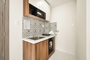 Executive Studio | Private kitchen | Mini-fridge, microwave, rice cooker, cleaning supplies - Soi by La Doma Express (Quan Bay)