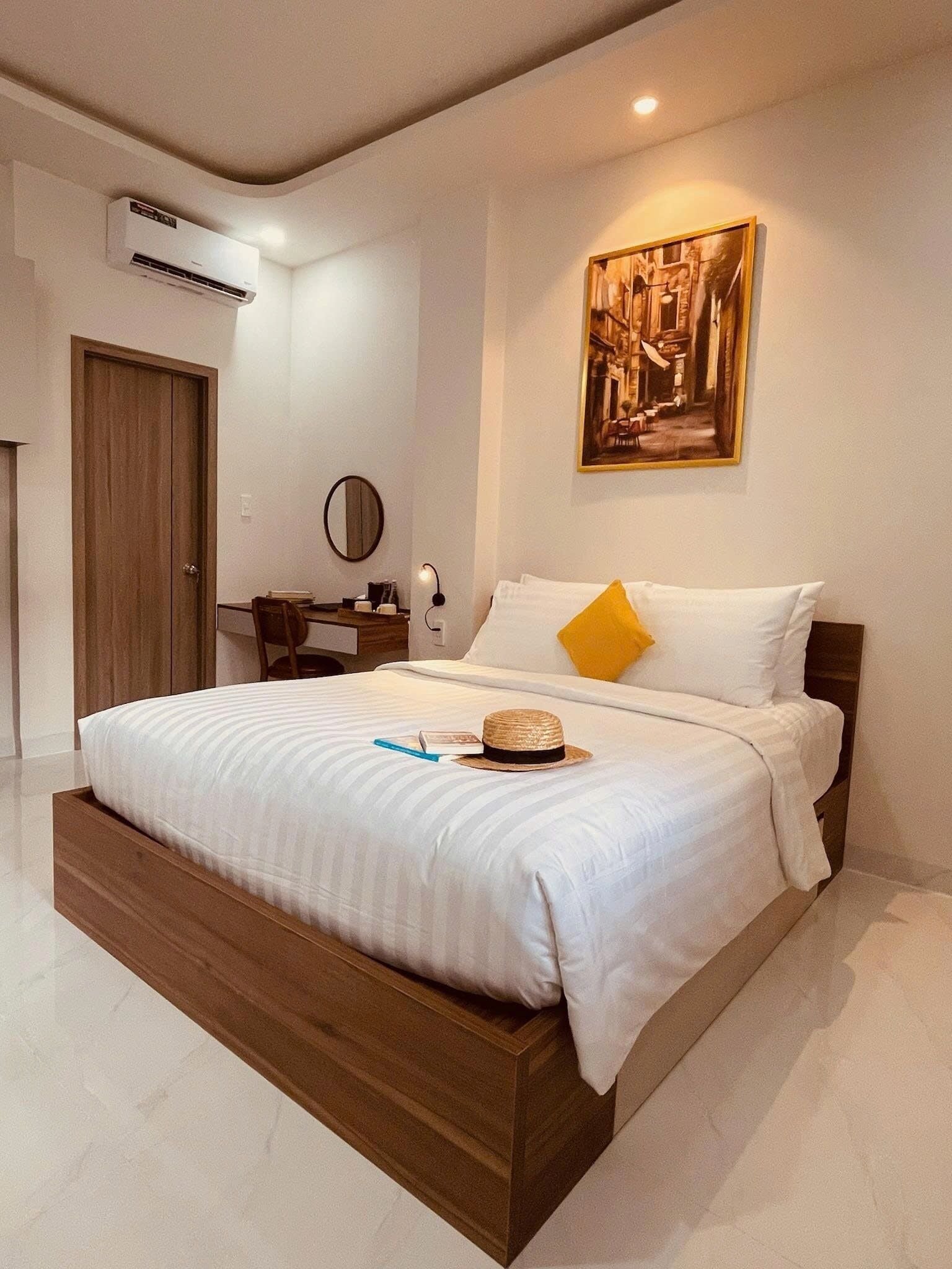 Estúdio, 1 cama Queen, vista para o pátio | Frigobar, quartos à prova de som, ferros/tábuas de passar roupa