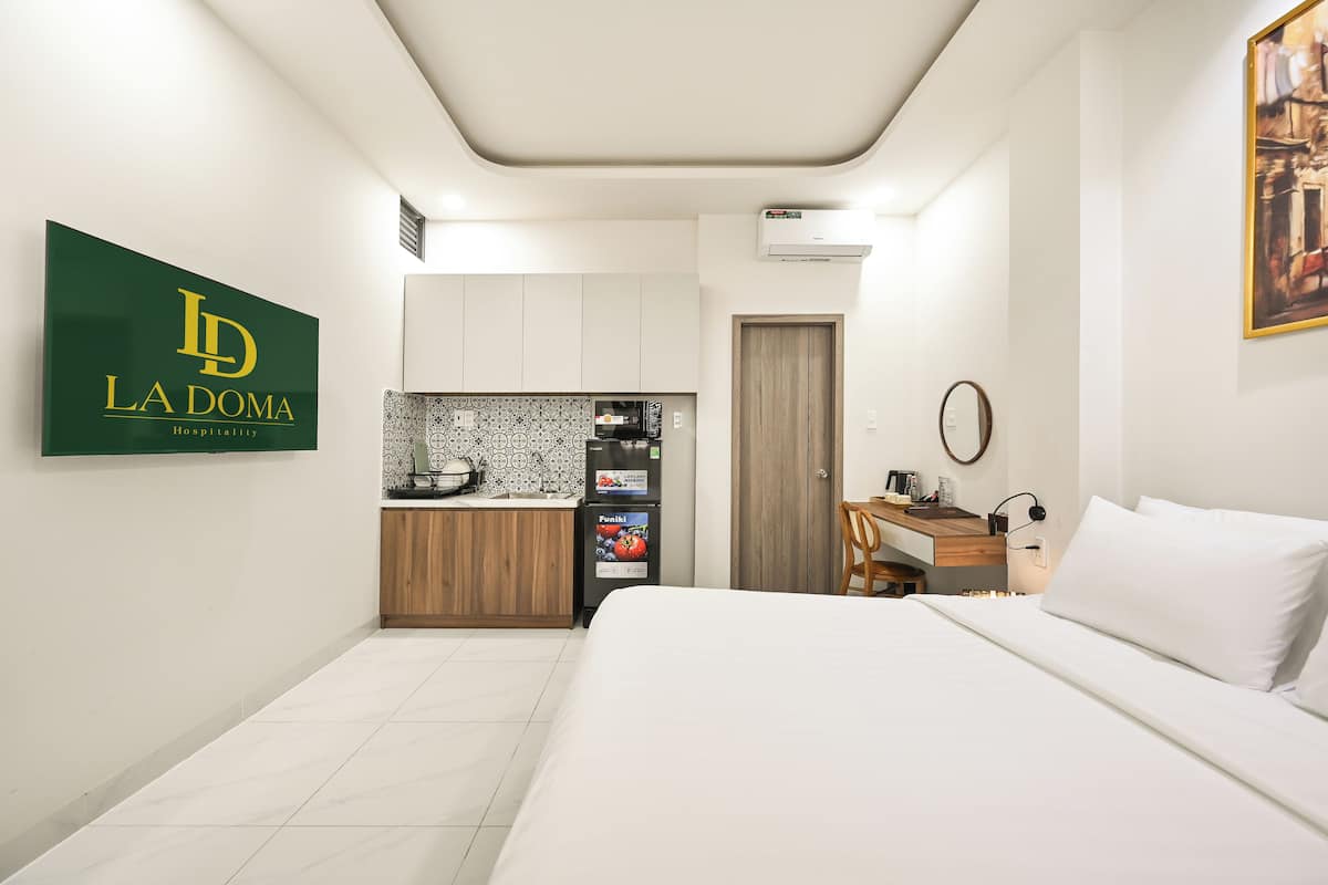 Studio, 1 Queen Bed, Courtyard View | Minibar, soundproofing, iron/ironing board, free WiFi