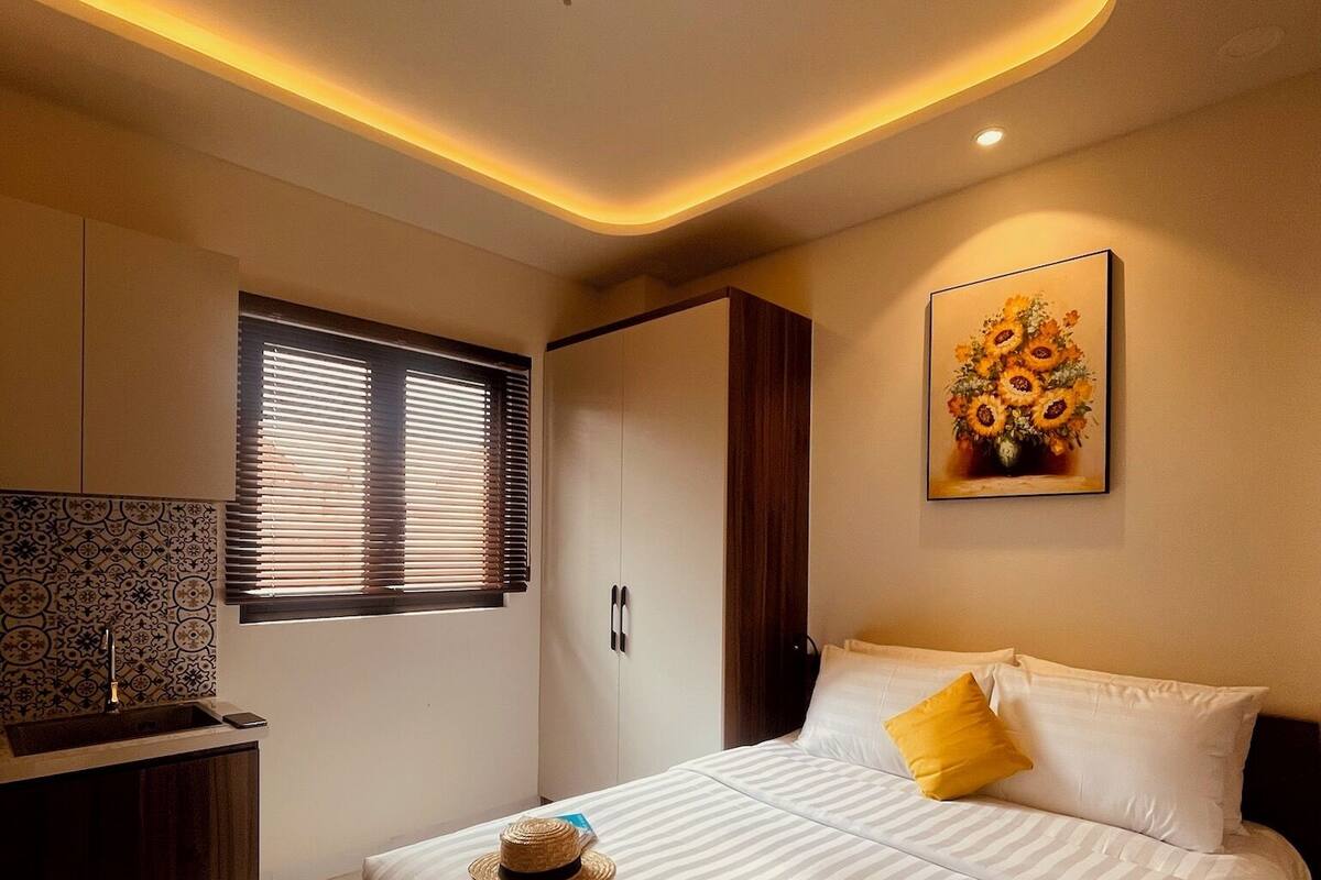 Estudio, 1 cama de matrimonio, vistas a la piscina | Minibar, sistema de insonorización, tabla de planchar con plancha