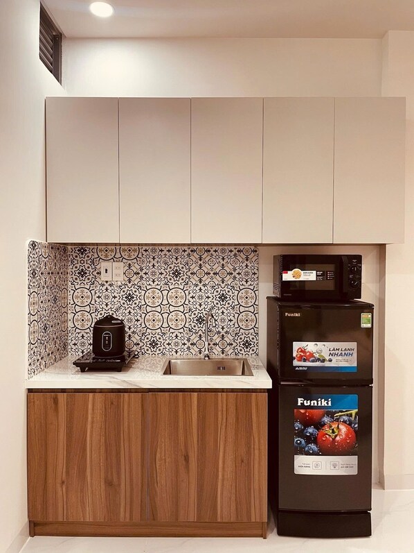 Estudio, 1 cama Queen size, vista al patio | Cocina privada | Frigobar, microondas, arrocera y artículos de limpieza 