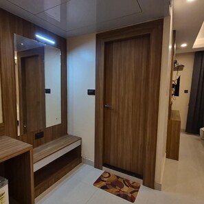 ห้องดีลักซ์ดับเบิล, ระเบียง, วิวเมือง | บริเวณนั่งเล่น