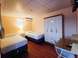 Iron/ironing board, WiFi, bed sheets - Modern house with A/C and a view of the Santa Ana volcano (Santa Ana)