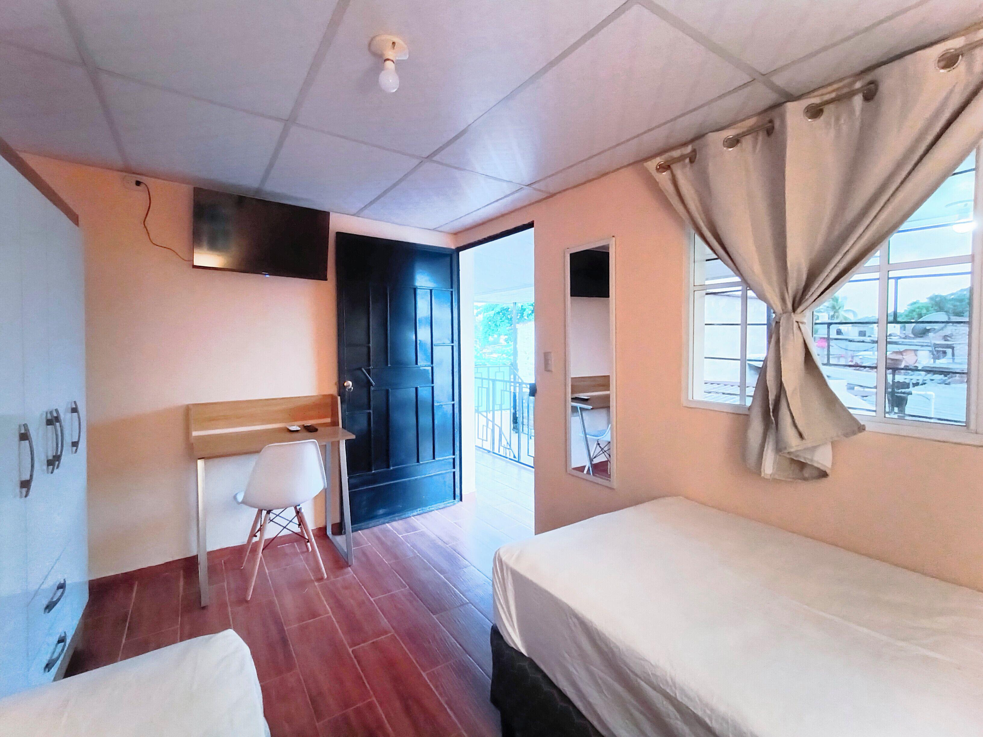 Tabla de planchar con plancha, wifi y ropa de cama 