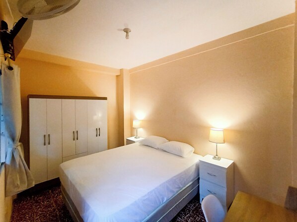 Iron/ironing board, WiFi, bed sheets