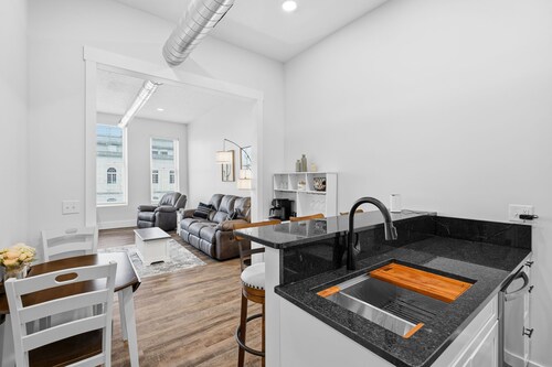 Charming 2-bedroom apartment on the Square