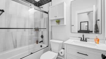 Suihku, pyyhkeet, saippua, vessapaperi