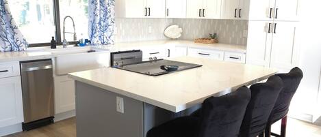 ثلاجة، ميكروويف، فرن، موقد طهي مسطح