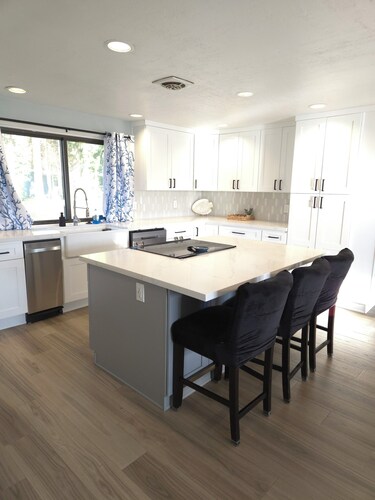 Haven by the Sound- Cozy 6 Bedroom Retreat Near puget Sound