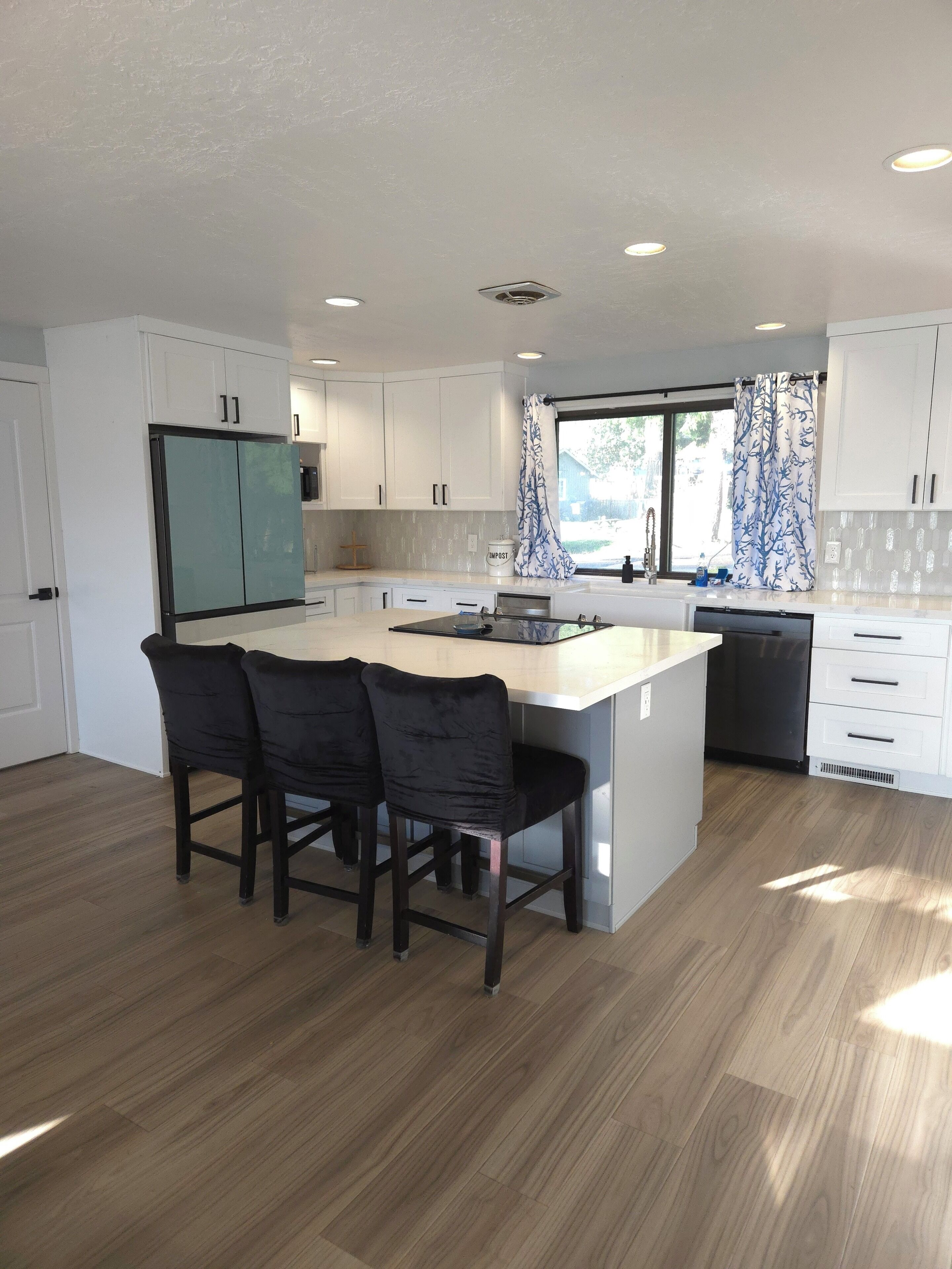 Kjøleskap, mikrobølgeovn, ovn og kokeplater