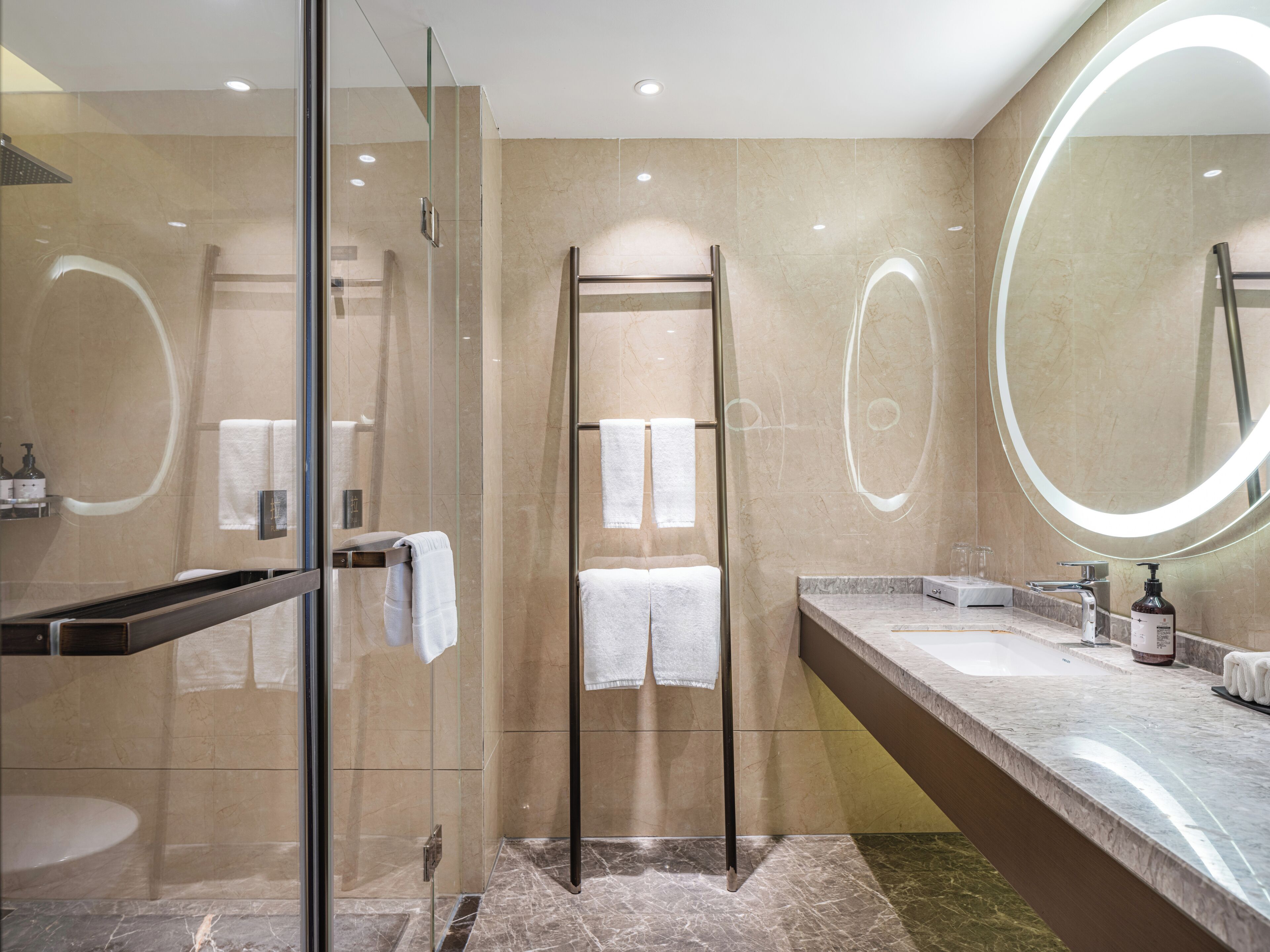 Superior enkelrum | Skrivbord, arbetsyta för laptop och gratis wi-fi