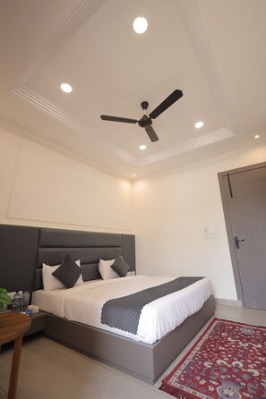 Deluxe Double Room | Free WiFi - HOTEL CRESTA INN (Agra)