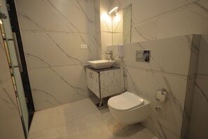 Deluxe Double Room | Bathroom - HOTEL CRESTA INN (Agra)