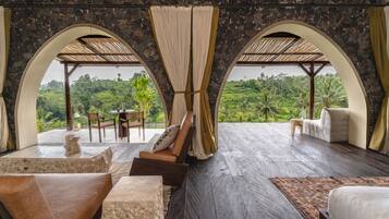 Sayang House with pool | Blick auf die Berge