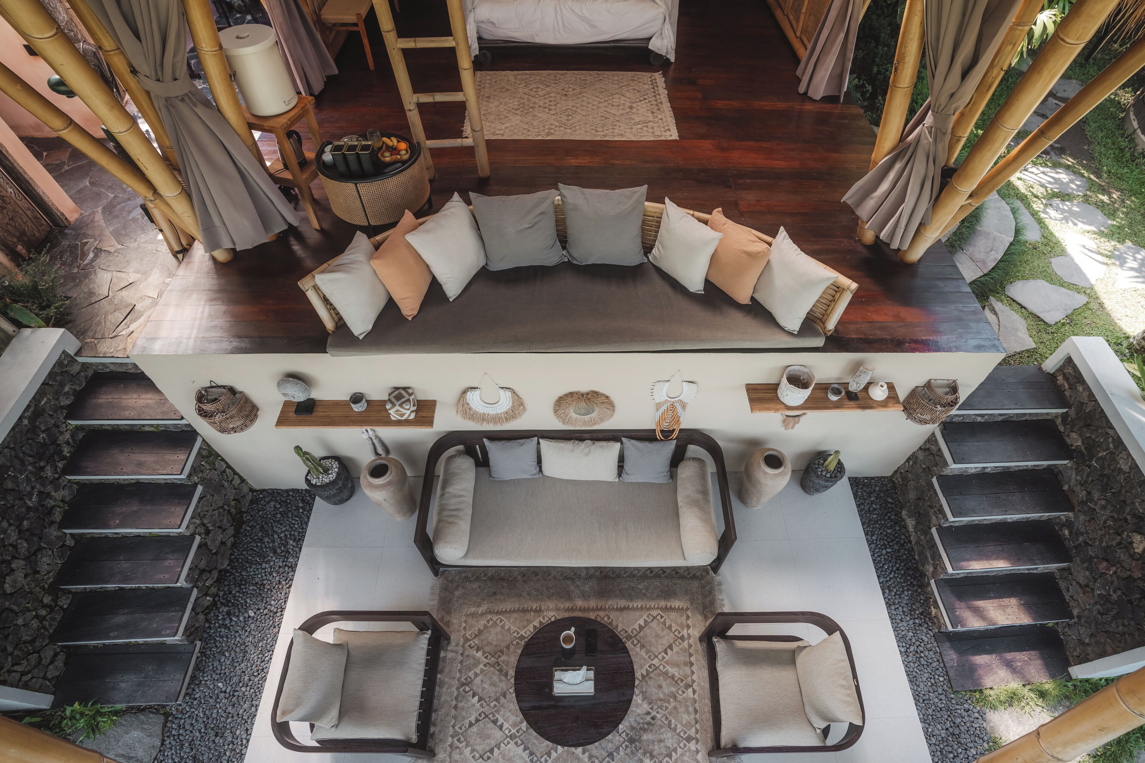 Un espace de vie moderne, à aire ouverte, comprenant un ensemble de canapés, une table basse et une table à manger.