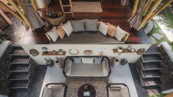 Un espace de vie moderne, à aire ouverte, comprenant un ensemble de canapés, une table basse et une table à manger.